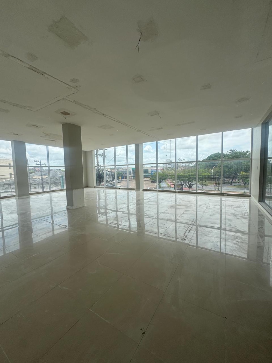 Salão comercial com fachada de vidro no Shopping Diamond